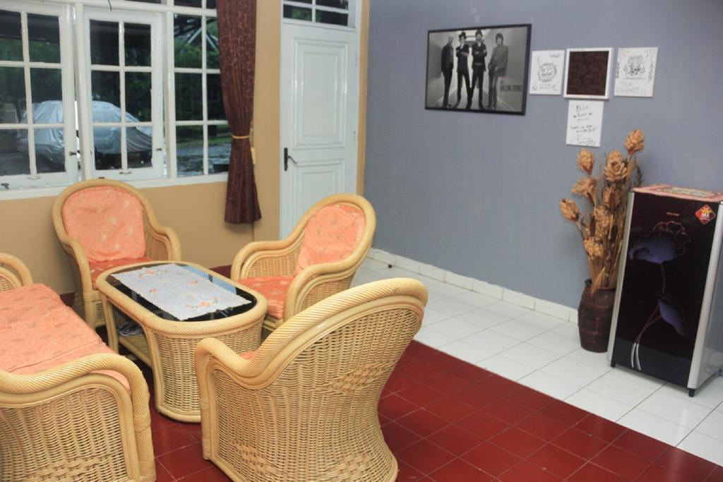 Pele Guesthouse Бандунг Экстерьер фото