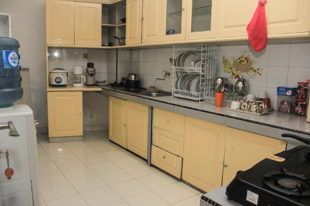 Pele Guesthouse Бандунг Экстерьер фото