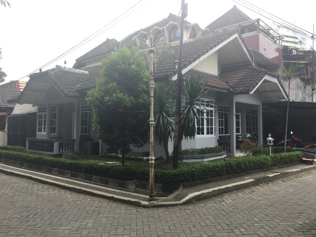 Pele Guesthouse Бандунг Экстерьер фото