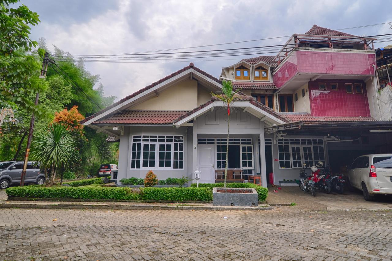Pele Guesthouse Бандунг Экстерьер фото