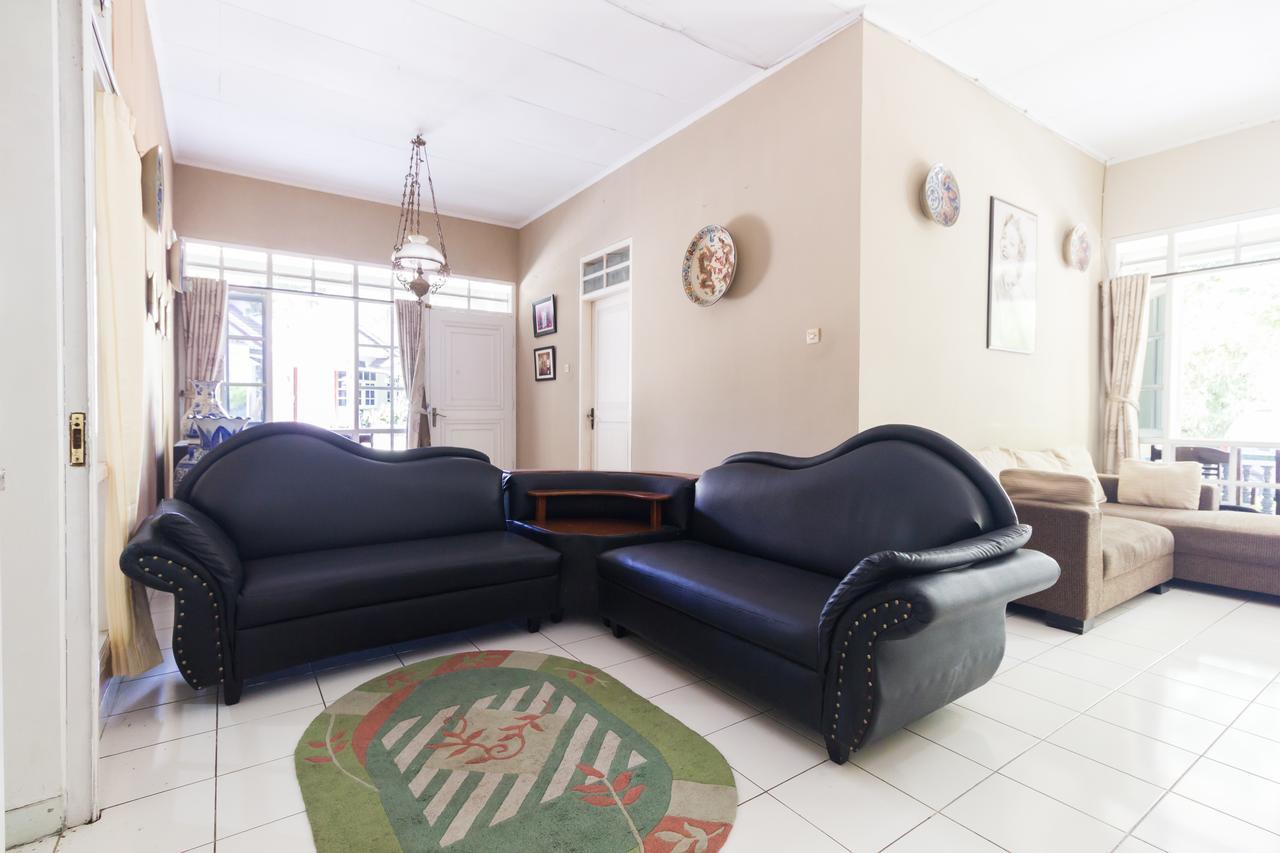 Pele Guesthouse Бандунг Экстерьер фото
